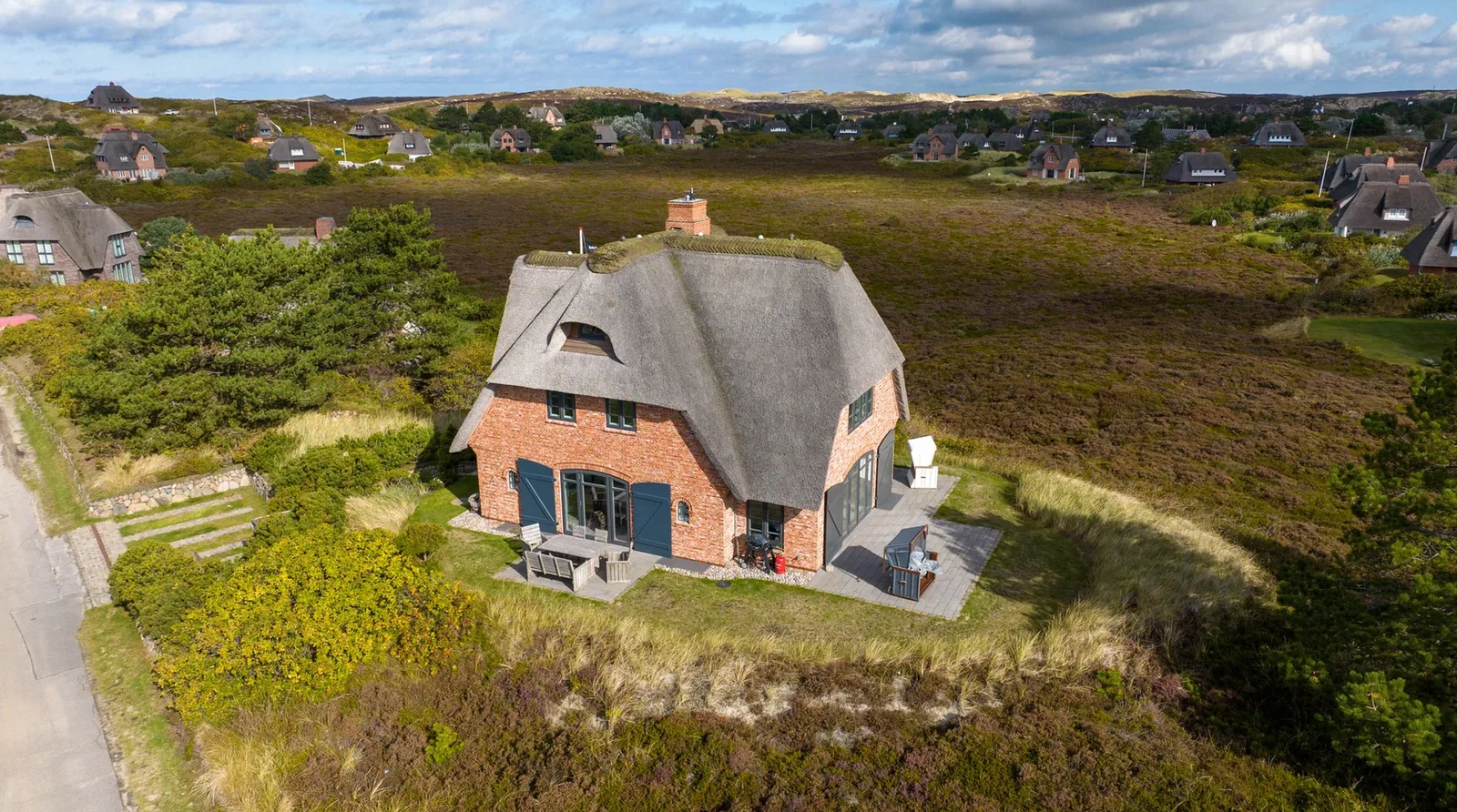 Drohnenaufnahme eines Reetdachhauses auf Sylt